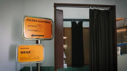 Imagen de archivo de una cabina electoral.