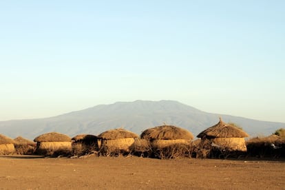 La arquitectura masai es una tarea llevada a cabo por las mujeres. Las casas son redondas, de 1,5 a dos metros de altura, y requieren un mantenimiento regular. En su interior, las familias se pueden resguardar con total seguridad tanto del frío como del calor de la sabana.