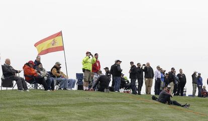 Seguidores de Fernando Alonso observan la carrera del piloto.