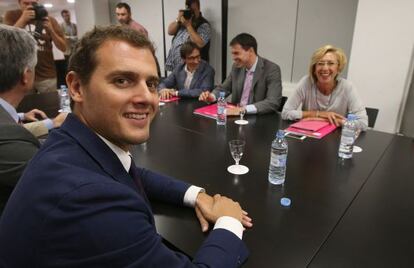 Albert Rivera, en una reuni&oacute; amb Rosa D&iacute;ez