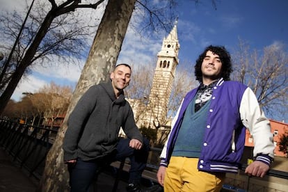 Los artistas Francisco Brives y Néstor Prieto, en Atocha.