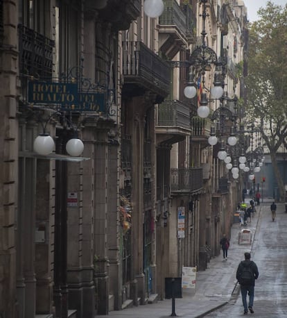 Comercios cerrados en la calle Ferran de Barcelona. 