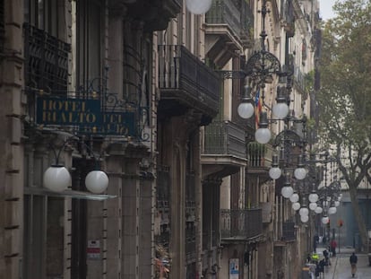 Comerços tancats al carrer Ferran de Barcelona. 