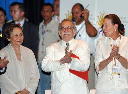 La esposa de Gabriel García Márquez, Mercedes Barcha, a la izquierda, y la ministra de Cultura de Colombia, Elvira Cuervo, junto al escritor, en la sesión inaugural. "Estoy muy contento porque estoy entre amigos", ha afirmado Gabo.