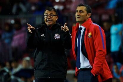 Los entrenadores del Barcelona Ernesto Valverde (d) y del Olympiakos Panagiotis Lemonis (i).