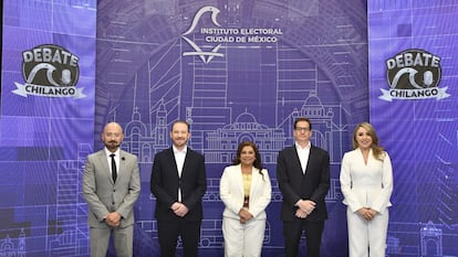 Santiago Taboada, Clara Brugada y Salomón Shertorivski en la foto oficial con los moderadores, Víctor Hugo Michelle y Blanca Becerril, minutos antes de iniciar con el debate.