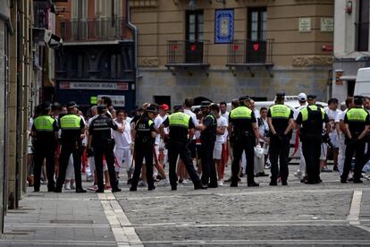 La Policía municipal despeja la Plaza del Ayuntamiento como medida de seguridad antes del chupinazo.