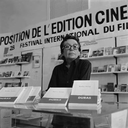 La escritora y directora de cine Marguerite Duras, junto a alguno de sus libros.