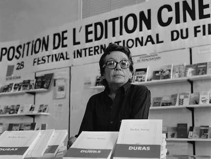 La escritora y directora de cine Marguerite Duras, junto a alguno de sus libros.