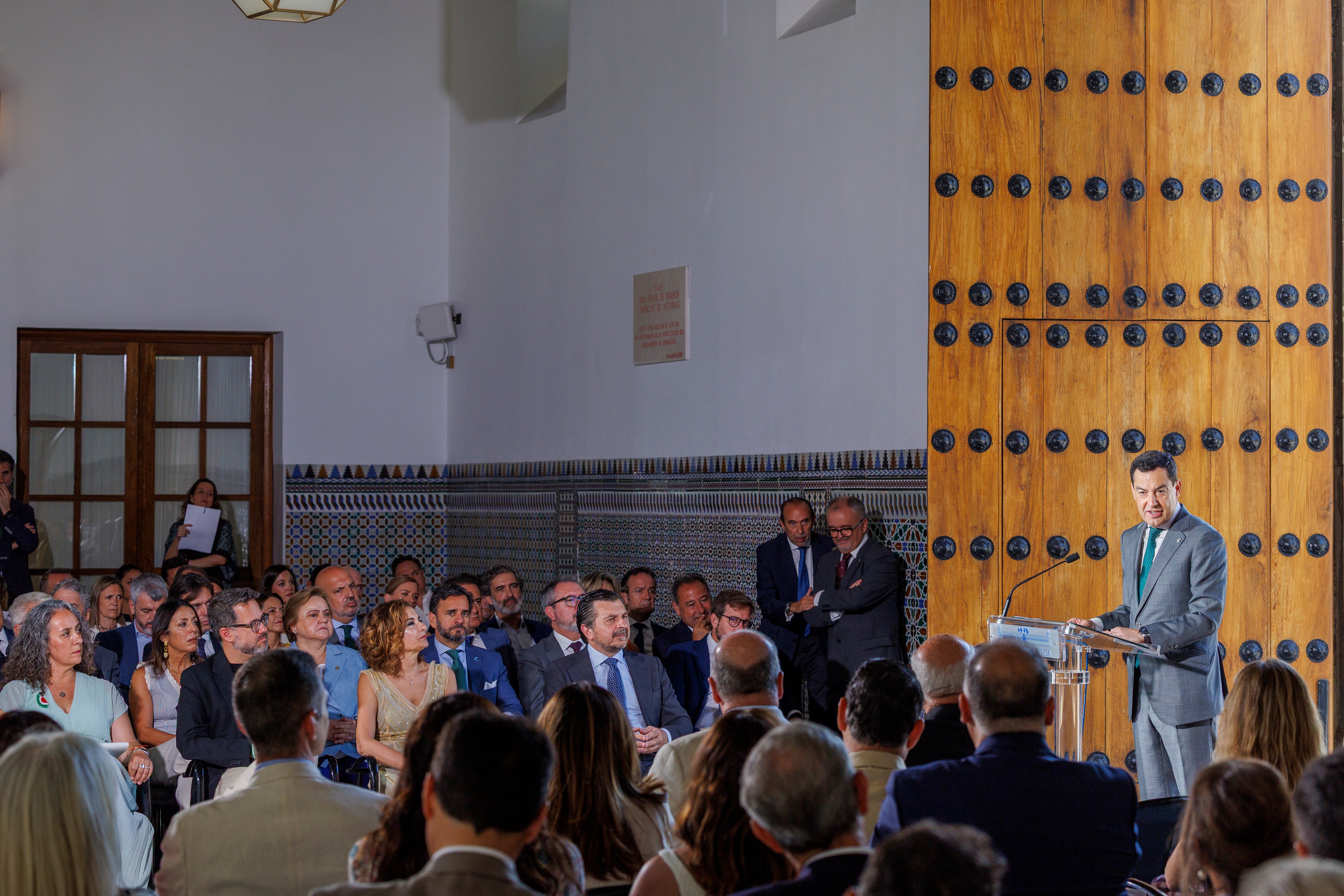 Vox planta a Moreno en el acto a Blas Infante y la izquierda le afea que pacte con los que ridiculizan la autonomía