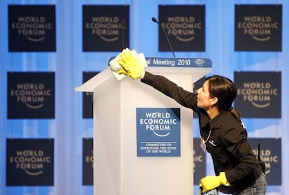 Una empleada limpia un atril, en la edici&oacute;n del Foro Econ&oacute;mico Mundial de 2010 en la ciudad de Davos.