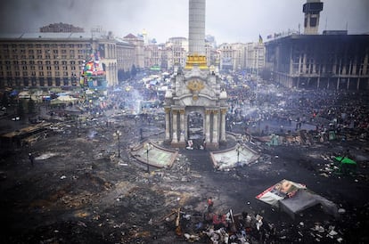 Vista general de la plaza de la Independencia tras los enfrentamientos entre opositores del presidente ucranio V&iacute;ctor Yanuk&oacute;vich y la polic&iacute;a ucrania.