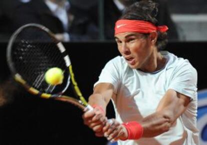 Nadal devuelve una bola ante Fognini.