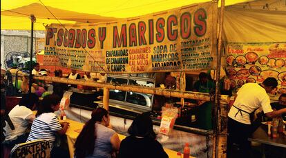 México. Mariscos y pescados para comer en el mercado de Sonora.
