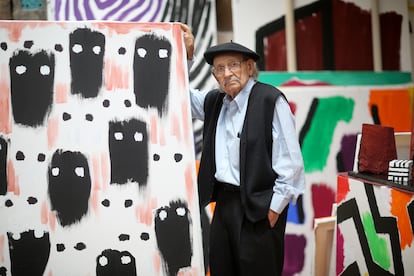 Agustin Ibarrola, ante una pintura inspirada en el terrorismo etarra, en 2015.