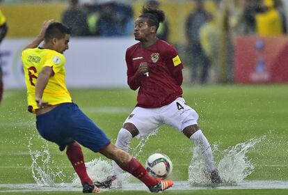 El mediocampista ecuatoriano Christian Noboa remata frente al boliviano Alejandro Leonel Morales en el encuentro que Ecuador ganó 0-2 por la segunda jornada de las eliminatorias sudamericanas. A falta de solo 10 minutos para el final, cuando la lluvia había dejado de arreciar sobre el Atahualpa de Quito, los ecuatorianos pudieron finalmente adelantarse en el marcador.