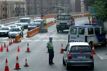 Los operarios cortaban ayer la Via Augusta para iniciar las obras de pavimentación.