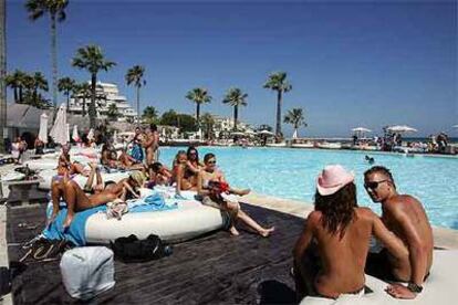 El Ocean Club, en la playa del Duque de Marbella, un espacio con tumbonas redondas y la mejor sala <b><i>chill out</b></i> de la zona costera.