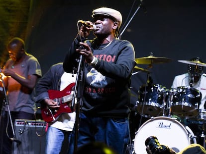 El músico keniano Awilo Mike, durante una de sus actuaciones. 