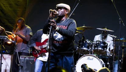 El músico keniano Awilo Mike, durante una de sus actuaciones.