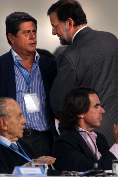 Trillo, portavoz de Justicia del PP, conversa con Rajoy, en un acto del PP en Valencia. En primer término, Fraga y Aznar.