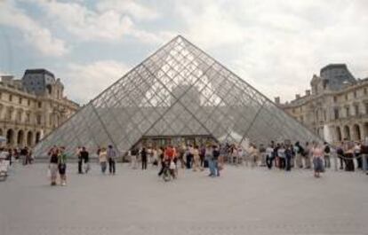 Vista general del museo del Louvre con la pirámide de cristal, en París. EFE/Archivo