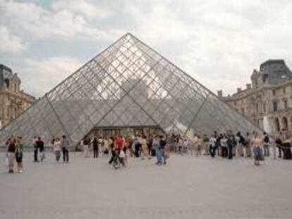 Vista general del museo del Louvre con la pirámide de cristal, en París. EFE/Archivo