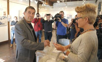 Otegi acude a votar en el colegio electoral.