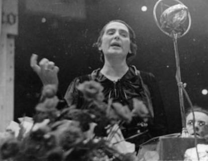 La diputada del Partido Comunista de España Dolores Ibárruri 'La Pasionaria' dando un discurso en 1936.