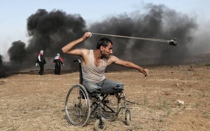 Un manifestante palestino en silla de ruedas lanza piedras durante los enfrentamientos en la Franja de Gaza el pasado 11 de mayo.