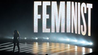 Beyoncé, ante la palabra "Feminista", durante su actuación en la ceremonia de los MTV Video Music Awards.