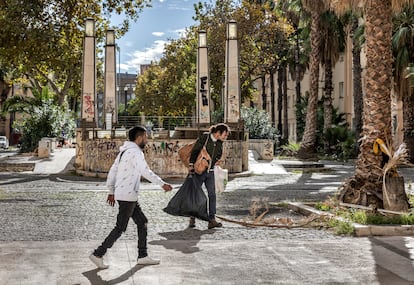 Los vecinos defienden con ahínco que el barrio no son las Casitas Rosas para no estigmatizar más la Malva fuera de sus límites pero algunos de los cuatro polémicos bloques, erigidos tras la riada de 1957 para albergar a los que perdieron todo pon el desbordamiento del río Turia, se han convertido en un gueto, que cuando cae la tarde se convierte en lugar de trapicheo de drogas, donde los drogodependientes se pinchan en cualquier rincón, sin importarles si es a las puertas de un colegio, en un parque infantil o en los portales de los edificios. 
FOTO: Mònica Torres EL PAÍS