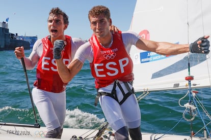 Jordi Xammar (izquierda) y Nicolás Rodríguez celebran su medalla de bronce en el 470 - barco doble masculino de vela durante los Juegos Olímpicos 2020, el 4 de agosto en el Puerto de Veleros de Enoshima (Japón).