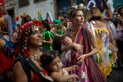 Mulheres carregam seus bebês no bloco 'Céu na Terra', no Rio de Janeiro, neste sábado