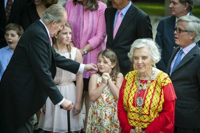 El rey Juan Carlos, hace un gesto cariñoso a la nieta de la la escritora y Elena Poniatowska.