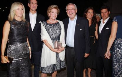 Constantino y Ana María de Grecia, con sus hijos antes de la cena.