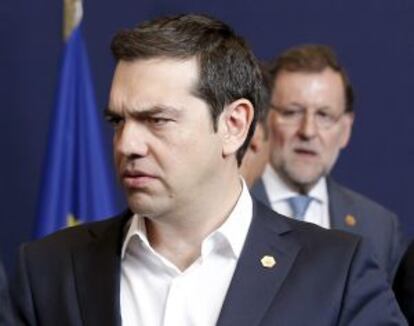 El primer ministro griego, Alexis Tsipras, y el presidente español, Mariano Rajoy (detrás), en una cumbre de jefes de Estado en Bruselas.