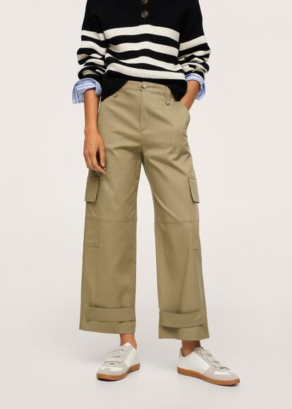 Los pantalones chinos son un básico que nunca debería faltar en tu armario. Si además tiene detalles como el corte culotte y bolsillos al estilo cargo, como estos de Mango, serán la apuesta de estilo infalible.

 