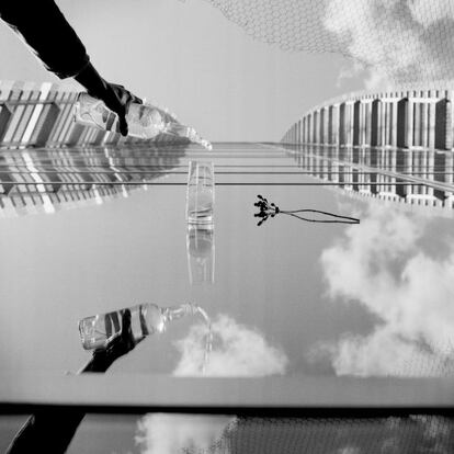 'Lie Down' es una colección surrealista de imágenes que crean la sensación de estar en posición vertical sobre una superficie vertical. Fotografía finalista en la categoría de 'Conceptual' (© Edurne Aguinaga, España, Sony World Photography Awards.)