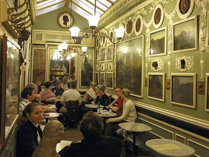 Los elegantes salones del Caffè Greco llevan 250 años acogiendo a los romanos y a los visitantes de la ciudad.