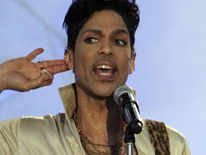 El músico Prince, durante un concjerto en Inglaterra en julio de 2011.