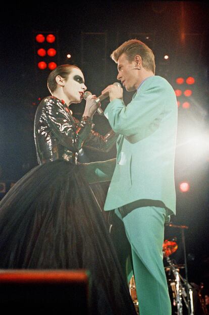 Pero si con alguien tuvo una afinidad especial fue con David Bowie. Juntos nos legaron una de las interpretaciones más famosas en 1992: Under Pressure, el exitoso dueto de Bowie y Freddie Mercury en los ochenta. ¿La ocasión? El concierto benéfico en memoria del propio Mercury, que había fallecido en 1991.