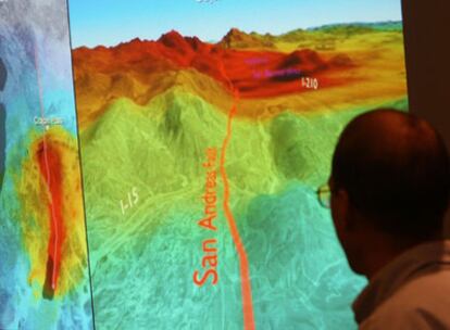 Un geólogo muestra a los medios varias proyecciones del seísmo magnitud 7.8 que podría afectar California en los próximos 30 años