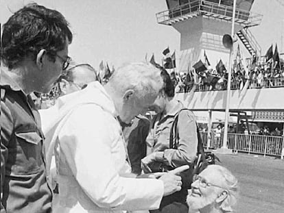 El papa Juan Pablo II reprende a Ernesto Cardenal ante Daniel Ortega, en Managua, el 4 de marzo de 1983.