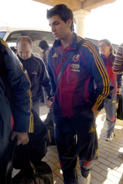 Cesc debutó con la selección el 1 de marzo de 2006 en un amistoso que España disputó frente a Costa de Marfil en Valladolid. En la imagen, el futbolista llega al hotel de concentración del equipo en la Quintanilla de Onésimo.