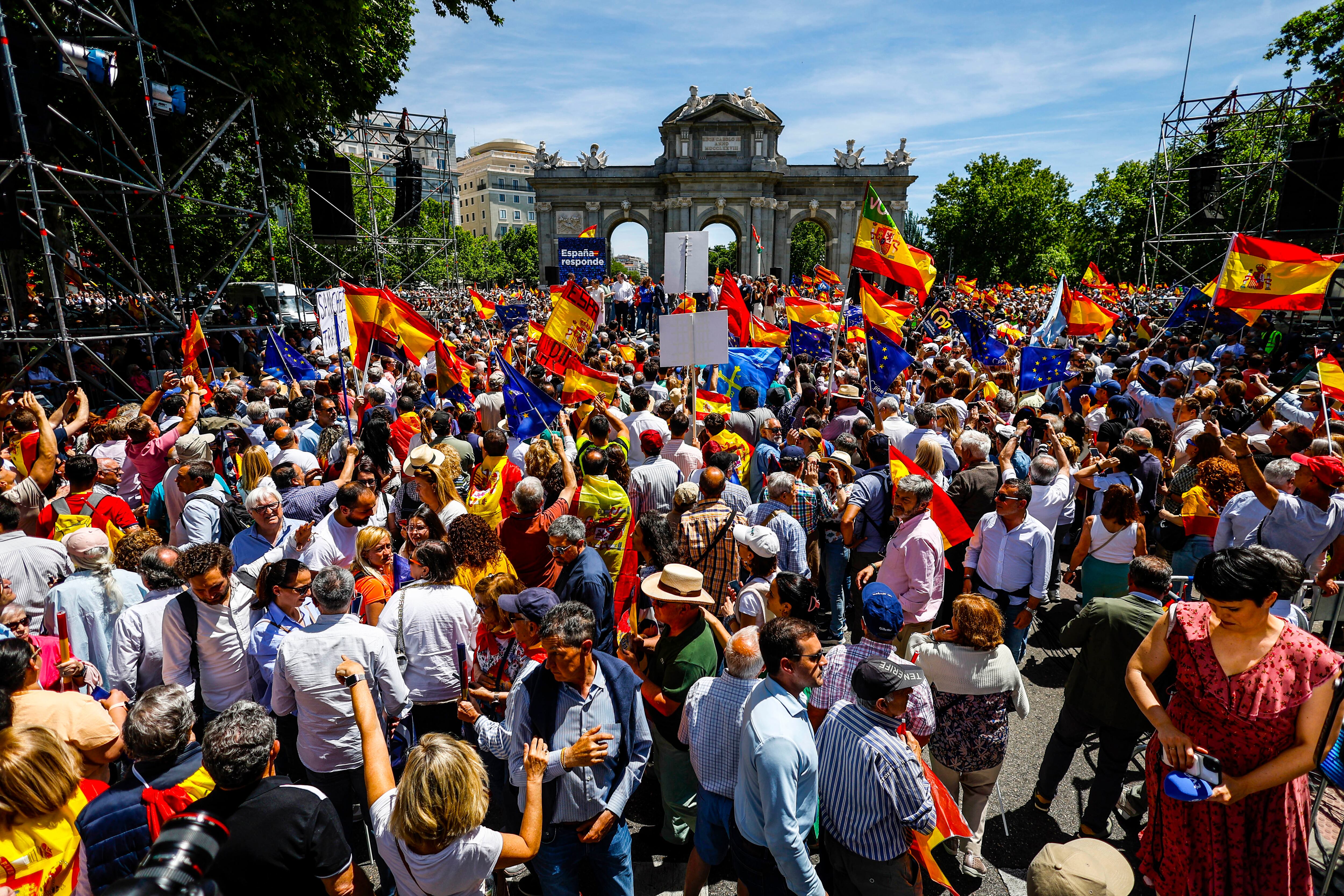 Vista la protesta contra el Gobierno y la ley de amnistía en la plaza de la Independencia de Madrid, este domingo.