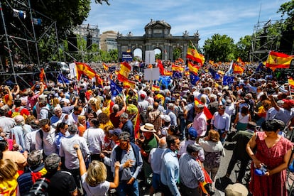 Vista la protesta contra el Gobierno y la ley de amnistía en la plaza de la Independencia de Madrid, este domingo.