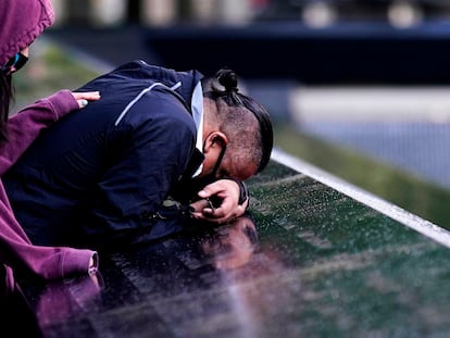 Un hombre llora sobre el memorial de las víctimas del 11-S, este viernes en Nueva York.