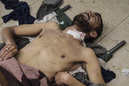 Uno de los afectados por el ataque con supuestas armas químicas en la localidad siria de Jan Sheijun recibe tratamiento.
