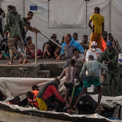Los servicios sanitarios atienden a los migrantes llegados en cayuco al puerto de La Restinga, a 14 de septiembre de 2024, en El Hierro, Canarias (España). A primeras horas de la mañana de hoy ha llegado a la isla de El Hierro por sus propios medios un cayuco con 57 migrantes de origen subsahariano a bordo, entre los que había una mujer y tres menores, uno de ellos viajando solo.
14 SEPTIEMBRE 2024;CAYUCO;PATERA;MIGRANTES;INMIGRANTES
Antonio Sempere / Europa Press
14/09/2024
